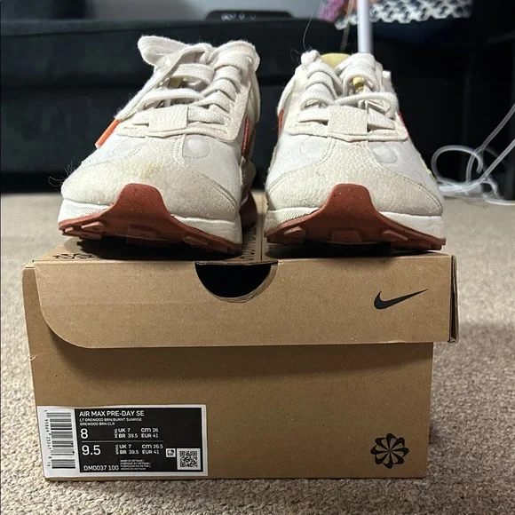 Nike Sneakers in Cream and Red